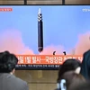 Người dân theo dõi vụ phóng vật thể bay của Triều Tiên qua tin tức trên truyền hình tại nhà ga ở Seoul (Hàn Quốc), ngày 4/5/2022. (Ảnh: AFP/TTXVN)