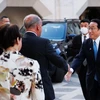 Thủ tướng Nhật Bản Kishida Fumio (phải) tới London (Anh) ngày 5/5/2022. (Nguồn: reuters.com)