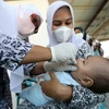 Y tá tiêm vaccine cho trẻ em ở Indonesia. (Nguồn: independent.co.uk)