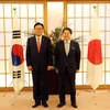 Ngoại trưởng Nhật Bản Yoshimasa Hayashi (phải) và nghị sỹ Chung Jin-suk thuộc đảng Quyền lực quốc dân của Tổng thống đắc cử Yoon Suk-yeol (Hàn Quốc) tại cuộc gặp ở Tokyo, ngày 25/4/2022. (Ảnh: Yonhap/TTXVN)