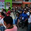Cử tri Philippines chờ bỏ phiếu bầu tổng thống tại điểm bầu cử ở Manila, ngày 9/5/2022. (Ảnh: AFP/TTXVN)