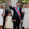 Rodrigo Chaves cùng phu nhân Signe Zeicate và các con gái -Tatiana Chaves và Isabella Chaves - sau lễ tuyên thệ nhậm chức Tổng thống, bên ngoài tòa nhà Hội đồng Lập pháp, ở San José (Costa Rica), ngày 8/5/2022. (Nguồn: reuters.com)