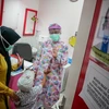 Bác sỹ nhi khoa tiếp đón bệnh nhân tại Bệnh viện Mẹ và Trẻ em Tambak ở Jakarta (Indonesia). (Nguồn: jakartaglobe.id)