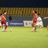 Các cầu thủ Thái Lan đi bóng qua các cầu thủ Myanmar. (Ảnh: Anh Tuấn/TTXVN)