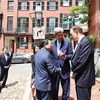Ông John Kerry đón Thủ tướng Phạm Minh Chính. (Ảnh: Dương Giang/TTXVN)