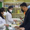 Người dân mua thuốc tại một hiệu thuốc ở Bình Nhưỡng (Triều Tiên) trong bối cảnh dịch COVID-19 lây lan, ngày 16/5/2022. (Ảnh: Kyodo/TTXVN)