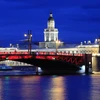 Cầu Cung điện bắc qua sông Neva ở Saint Petersburg (Nga) được thắp sáng bằng hai màu vàng và đỏ tượng trưng cho màu cờ của Việt Nam từ 17-20/52022. (Ảnh: Trần Hiếu/TTXVN)