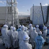 Các chuyên gia đánh giá thiệt hại của nhà máy Fukushima sau thảm họa kép động đất, sóng thần tại Nhật Bản hồi năm 2011. (Ảnh: AFP)