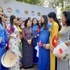 Bà Trương Mỹ Hoa, nguyên Bí thư Trung ương Đảng, nguyên Phó Chủ tịch nước Cộng hoà Xã hội Chủ nghĩa Việt Nam (ở giữa) gặp gỡ các sinh viên Lào, Campuchia tại chương trình. Ảnh: Thu Hương - TTXVN 