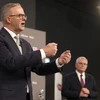 Thủ tướng đương nhiệm, lãnh đạo đảng Tự do, Scott Morrison (phải) và lãnh đạo Công đảng Anthony Albanese trong cuộc tranh luận trực tiếp trên truyền hình đầu tiên, ở Brisbane tối 20/4/2022. (Ảnh: AFP/TTXVN)
