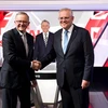 Thủ tướng Australia Scott Morrison - lãnh đạo đảng Tự do (phải) và ông Anthony Albanese - lãnh đạo Công đảng Australia tại cuộc tranh luận trực tiếp lần thứ ba ở Sydney, ngày 11/5/2022. (Ảnh: AFP/TTXVN)
