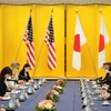 Đại diện thương mại Mỹ Katherine Tai (trái) và Ngoại trưởng Nhật Bản Yoshimasa Hayashi tại cuộc gặp ở Tokyo (Nhật Bản), ngày 17/11/2021. (Ảnh: AFP/TTXVN)