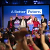 Lãnh đạo Công đảng Australia Anthony Albanese (thứ hai, trái) trước những người ủng hộ, sau khi kết quả sơ bộ bầu cử Quốc hội liên bang được công bố, tại Sydney, tối 21/5/2022. (Ảnh: THX/TTXVN)