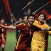 Các cô gái Việt Nam ăn mừng tấm huy chương Vàng SEA Games lần thứ 3 liên tiếp. (Ảnh: Hoàng Linh/TTXVN)