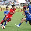 Rachmat Irianto (số 13) của U23 Indonesia cố gắng đột phá qua hàng phòng ngự U23 Thái Lan, trong trận bán kết trên sân Thiên Trường (Nam Định), chiều 19/5/2022. (Ảnh: Quốc Khánh/TTXVN)