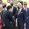 Ngoại trưởng Nhật Bản Yoshimasa Hayashi (giữa, trái) đón Tổng thống Mỹ Joe Biden tại căn cứ không quân Yokota ở thủ đô Tokyo ngày 22/5/2022. (Ảnh: Kyodo/TTXVN)