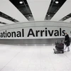 Hành khách tại sân bay Heathrow ở thủ đô London (Anh), ngày 7/1/2022. (Ảnh: THX/TTXVN)