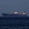 Tàu chở dầu mang cờ Liberia Ice Energy chuyển dầu thô từ tàu chở dầu mang cờ Iran Lana, ngoài khơi Karystos, trên đảo Evia (Hy Lạp), ngày 26/5/2022. (Nguồn: reuters.com)