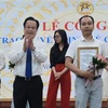 Giám đốc Sở Giáo dục và Đào tạo Hà Nội Trần Thế Cương trao quyết định công nhận hiệu trưởng cho ông Đoàn Hoàng Giang. (Ảnh: Vietnam+)