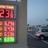 Giá xăng dầu được niêm yết tại trạm xăng ở Millbrae, California (Mỹ), ngày 16/5/2022. (Ảnh: THX/TTXVN)