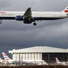 Máy bay của Hãng hàng không British Airways bay qua sân bay Heathrow ở London (Anh). (Ảnh: AFP/TTXVN)