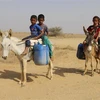Trẻ em lấy nước sinh hoạt tại huyện Abs, tỉnh Hajjah (Yemen), ngày 21/3/2022. (Ảnh: THX/TTXVN)