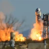 Tàu vũ trụ New Shepard thuộc Công ty dịch vụ du lịch vũ trụ Blue Origin của tỷ phú Mỹ Jeff Bezos rời bệ phóng, thực hiện chuyến bay thương mại thứ tư vào vũ trụ với sáu hành khách, từ bãi phóng ở phía Tây bang Texas (Mỹ), ngày 31/3/2022. (Ảnh: AFP/TTXVN)