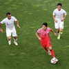 Lee Kang-in (giữa) đi bóng trong trận đấu gặp tuyển Olympic New Zealand ở bảng B môn bóng đá nam Olympic Tokyo 2020, tại Nhật Bản ngày 22/7/2021. (Ảnh: Yonhap/TTXVN)
