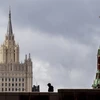 Trụ sở Bộ Ngoại giao Nga (trái) ở Moskva. (Ảnh: AFP/TTXVN)