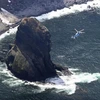 Máy bay trực thăng tham gia tìm kiếm nạn nhân sau vụ chìm tàu du lịch Kazu I ở ngoài khơi bán đảo Shiretoko (Nhật Bản), ngày 27/4/2022. (Ảnh: Kyodo/TTXVN)