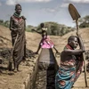 Người dân khơi thông một con kênh lấy nước ở Nanyee (Kenya). (Ảnh: AFP/TTXVN)