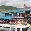 Tàu thuyền chở khách du lịch tham quan các điểm đến trên Vịnh Nha Trang xếp hàng chờ xuất phát tại Bến tàu du lịch Nha Trang. Ảnh: Phan Sáu - TTXVN