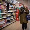 Người dân mua sắm tại một siêu thị ở London (Anh), ngày 13/2/2022. (Ảnh: AFP/TTXVN)