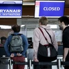 Hành khách chờ đợi tại quầy làm thủ tục của hãng hàng không Ryanair ở sân bay Charleroi (Bỉ), khi các nhân viên hãng này đình công ngày 24/6/2022. (Ảnh: AFP/TTXVN)