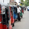 Các phương tiện xếp hàng chờ bơm xăng tại Colombo (Sri Lanka), ngày 15/6/2022. (Ảnh: THX/TTXVN)