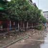 Nhân viên cứu hộ dọn dẹp những đống đổ nát sau trận động đất ở huyện Luxian, thành phố Lô Châu của tỉnh Tứ Xuyên (Trung Quốc), ngày 16/9/2021. (Ảnh: THX/TTXVN)