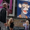 Người dân chụp ảnh gần một biển quảng cáo NFT của Câu lạc bộ Du thuyền Bored Ape ở Quảng trường Thời đại, New York (Mỹ) hồi tháng Sáu. (Nguồn: theguardian.com)