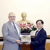 Bộ trưởng Bộ Ngoại giao Bùi Thanh Sơn tặng quà lưu niệm cho Đại sứ Kim Højlund Christensen. (Nguồn: baoquocte.vn)