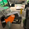Bơm xăng cho phương tiện tại một trạm xăng ở Wellington (New Zealand) ngày 22/4/2022. (Ảnh: THX/TTXVN)