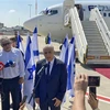 Thủ tướng Israel Yair Lapid trả lời phỏng vấn báo giới trước khi khởi hành tới Pháp, tại sân bay Ben Gurion, ngày 5/7/2022. (Ảnh: AFP/TTXVN)