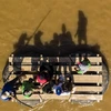 Người di cư vượt sông Suchiate tới Ciudad Hidalgo, bang Chiapas (Mexico), trong hành trình tới Mỹ ngày 6/6/2019. (Ảnh: AFP/TTXVN)