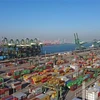 Container hàng hóa được bốc dỡ tại cảng Thiên Tân, miền bắc Trung Quốc, ngày 18/12/2021. (Ảnh: THX/TTXVN)