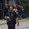 Cảnh sát gác tại hiện trường vụ xả súng nhằm vào đoàn diễu hành kỷ niệm Ngày Độc lập ở khu vực Highland Park thuộc thành phố Chicago, bang Illinois (Mỹ) ngày 4/7/2022. Ảnh: AFP/TTXVN