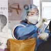 Nhân viên y tế lấy mẫu xét nghiệm COVID-19 cho người dân tại Seoul (Hàn Quốc), ngày 26/1/2022. (Ảnh: Kyodo/TTXVN)
