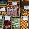 Rau củ được bày bán tại khu chợ ở Tigre, Buenos Aires (Argentina). (Ảnh: AFP/TTXVN)