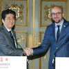 Chủ tịch Hội đồng châu Âu Charles Michel (phải) nhấn mạnh cựu Thủ tướng Abe là người bạn thực sự, một người bảo vệ mạnh mẽ trật tự đa phương. (Ảnh: AFP/TTXVN)