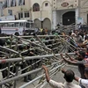 Người biểu tình cố phá rào chắn của cảnh sát trong cuộc biểu tình ở Colombo, Sri Lanka, ngày 6/7/2022. Ảnh: AFP/TTXVN