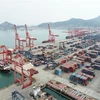 Tàu container tại cảng ở tỉnh Giang Tô (Trung Quốc). (Ảnh: THX/TTXVN)