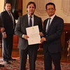 Tổng thống Lacalle Pou (trái) nhận Thư ủy nhiệm từ Đại sứ Dương Quốc Thanh. (Ảnh: Phạm Hoài Nam/TTXVN)
