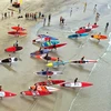 Các vận động viên xuất phát tranh tài chèo Sup cự ly 2.000m tại bãi biển Mân Thái (Đà Nẵng), tháng 4/2022. (Ảnh: Trần Lê Lâm/TTXVN)